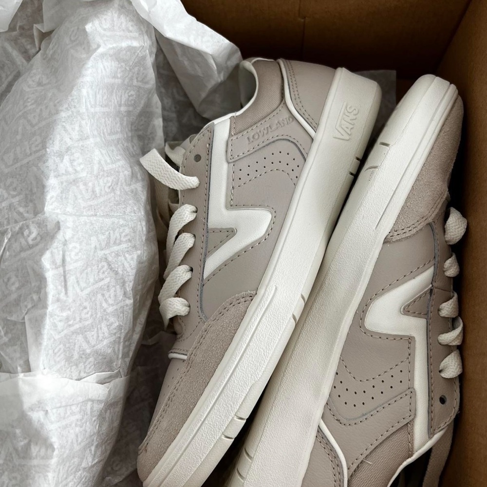 VANS - Picture 2 of 3